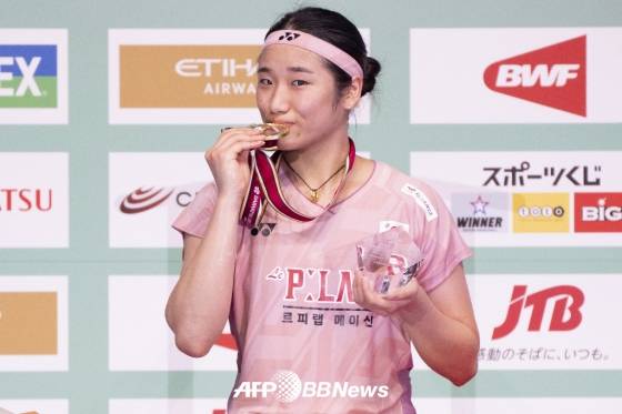 '대기록 성큼성큼' 안세영 또 우승 보인다! '라이벌' 中 천위페이 2-0 완파... 중국오픈 4강 진출