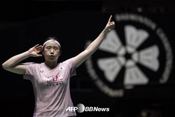 '대기록 성큼성큼' 안세영 또 우승 보인다! '라이벌' 中 천위페이 2-0 완파... 중국오픈 4강 진출