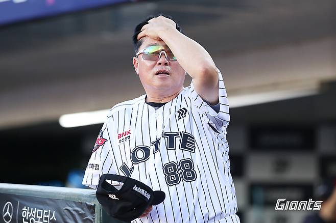 '김태형 분노' 어이없는 실책에 자비는 없었다…급기야 에어컨 파손, 황성빈도 강한 분노로 자책