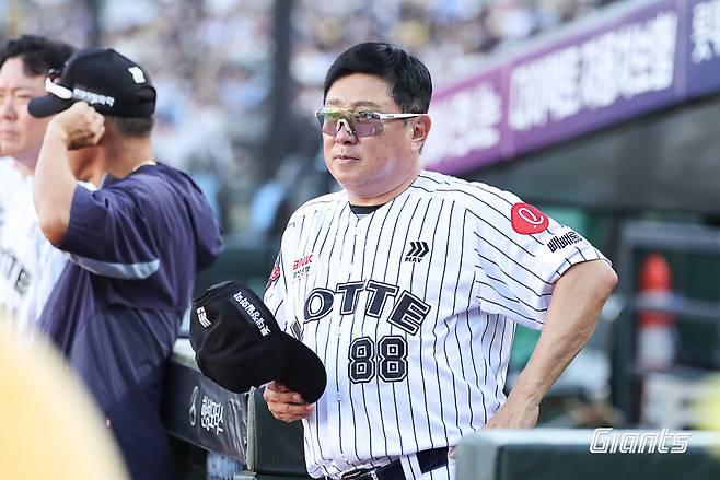 '김태형 분노' 어이없는 실책에 자비는 없었다…급기야 에어컨 파손, 황성빈도 강한 분노로 자책