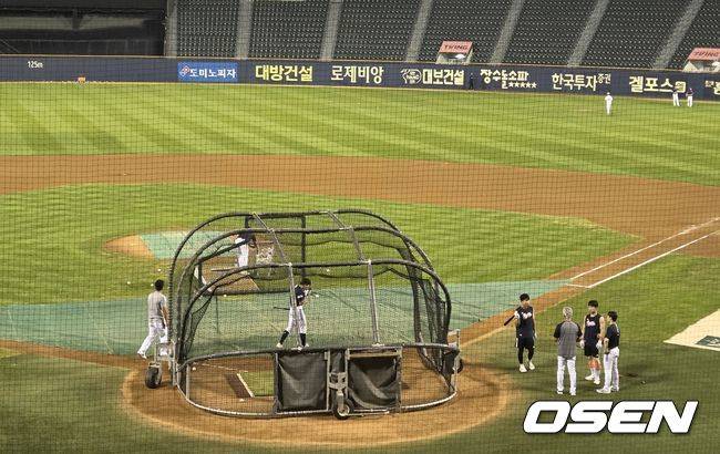 ‘충격 역전패’ 152억 포수의 송구 실책-78억 1루수의 아쉬운 포구…밤 11시, 그라운드에서 고토 수석과 조인성 코치의 재연, 무엇이 문제였나