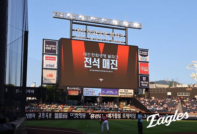 한화, 'KBO 44년사 최초' 대기록 계속 쓴다!…홈+원정 29경기 연속 완판→전국 어디든 이글스 경기 빈 자리 없다 [대전 현장]