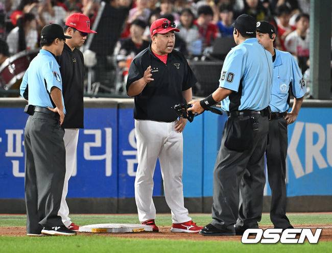 퇴장 각오한 뿔난 꽃감독, 끝까지 판정 납득 못했다...