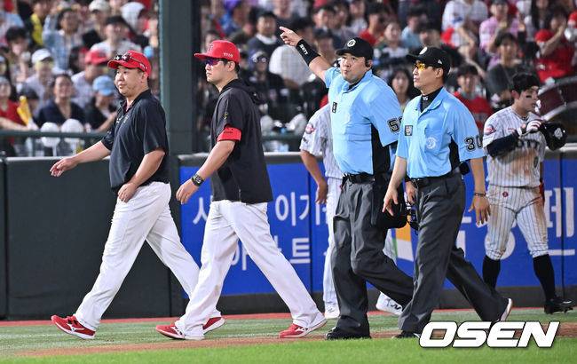 퇴장 각오한 뿔난 꽃감독, 끝까지 판정 납득 못했다...