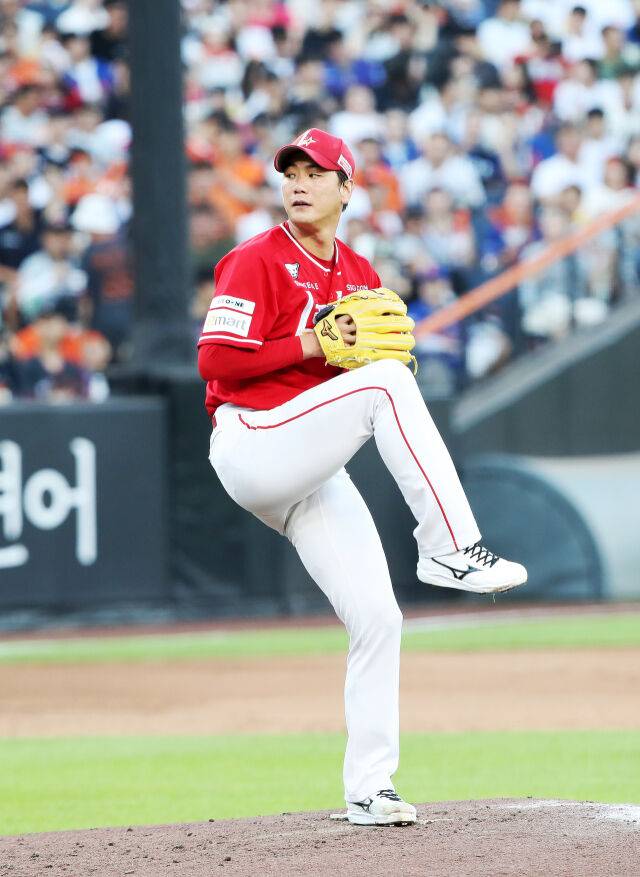 세기의 대결 싱겁게 끝났다, '150km KKK QS' 김광현 웃었다…'1이닝 5실점' 류현진 눈물 [MD대전]