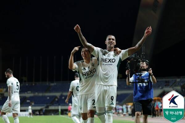 [K리그1 24R] '포옛 극장' 또 나왔다! 드라마틱한 20경기 연속 무패 행진...전북, 광주 2-1 제압
