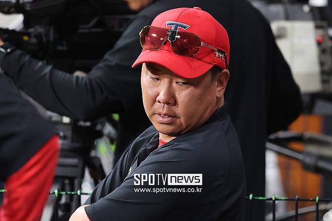 '이범호 뿔났다' 주루방해 선언에 그라운드서 격렬 항의…결국 퇴장 조치