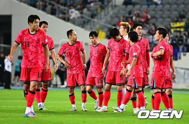 “정말 한일전 맞나? 충격 받아” 日기자도 한국축구 투지실종 지적...이러니까 한일전 3연패 하지