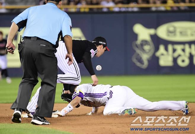 이게 말이 되나? '무려 13번의 견제구', 무한 견제 뚫고 2루 도루 성공했지만 이를 지켜보는 팬들은...[잠실현장]