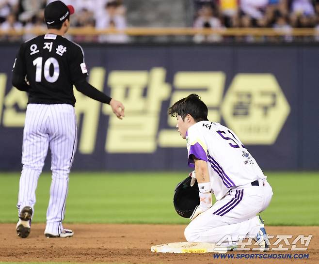 이게 말이 되나? '무려 13번의 견제구', 무한 견제 뚫고 2루 도루 성공했지만 이를 지켜보는 팬들은...[잠실현장]