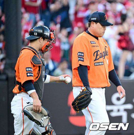 '6타자 5실점' 아픈 것도 아닌데 1이닝 강판이라니…류현진 20년 커리어 최초, 김광현도 마음이 편치 않았다