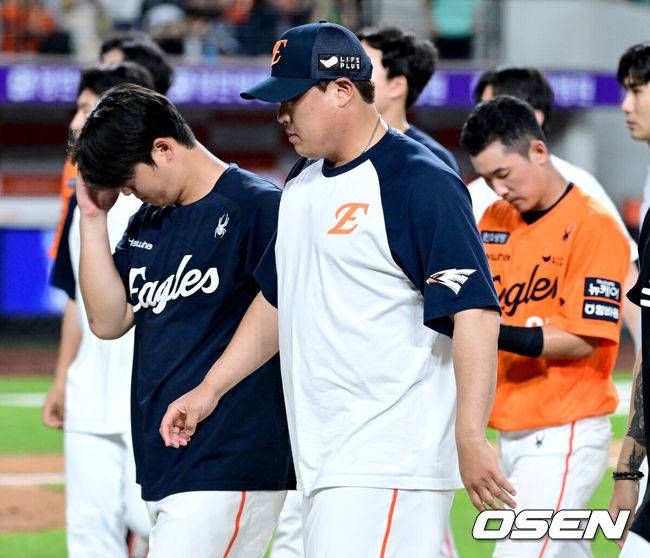 '6타자 5실점' 아픈 것도 아닌데 1이닝 강판이라니…류현진 20년 커리어 최초, 김광현도 마음이 편치 않았다
