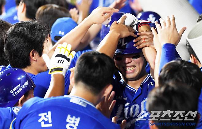 '모자 벗고 고개 숙인 감독' 폭염 속 혼자 끝낸 후라도 예우한 국민 유격수 [수원 현장]