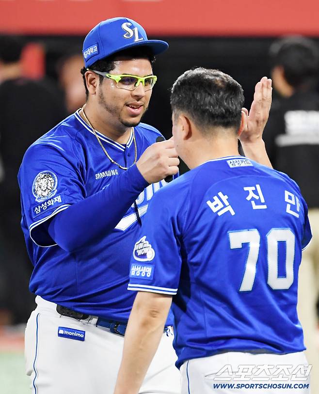 '모자 벗고 고개 숙인 감독' 폭염 속 혼자 끝낸 후라도 예우한 국민 유격수 [수원 현장]