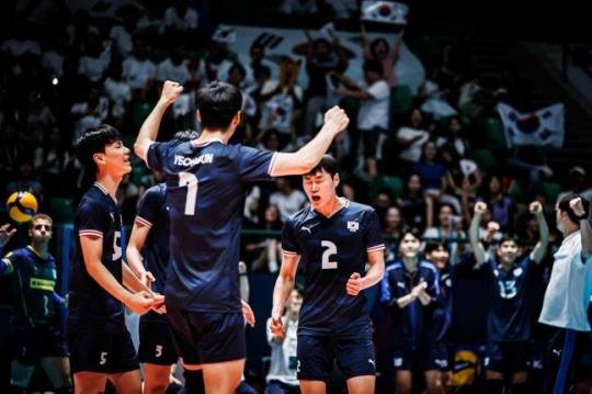 '22점 괴물' 이준호, 브라질전서 또 폭발...한국 U-19 배구 16강 확정에