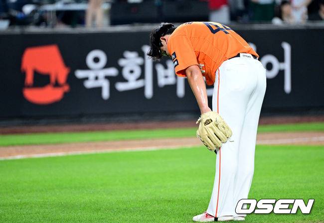 ‘흔들린 영점’ 상대 더그아웃 향해 90도 허리 숙인 김서현… 부활한 ‘대전 예수’ 붙잡고 구원 요청 [최규한의 plog]