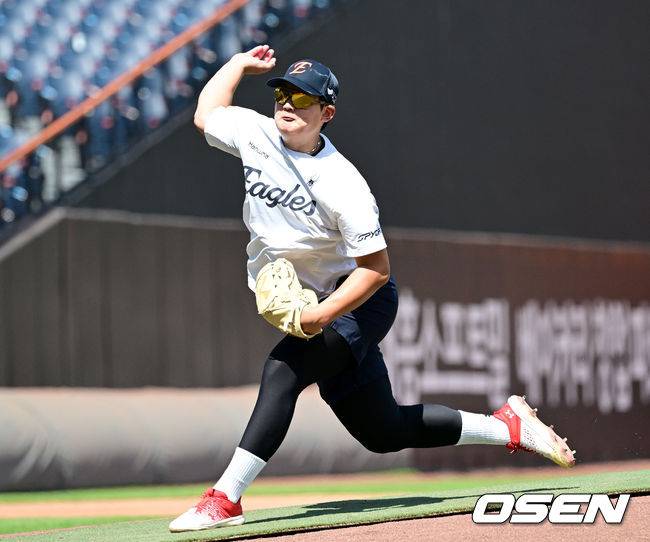 ‘흔들린 영점’ 상대 더그아웃 향해 90도 허리 숙인 김서현… 부활한 ‘대전 예수’ 붙잡고 구원 요청 [최규한의 plog]
