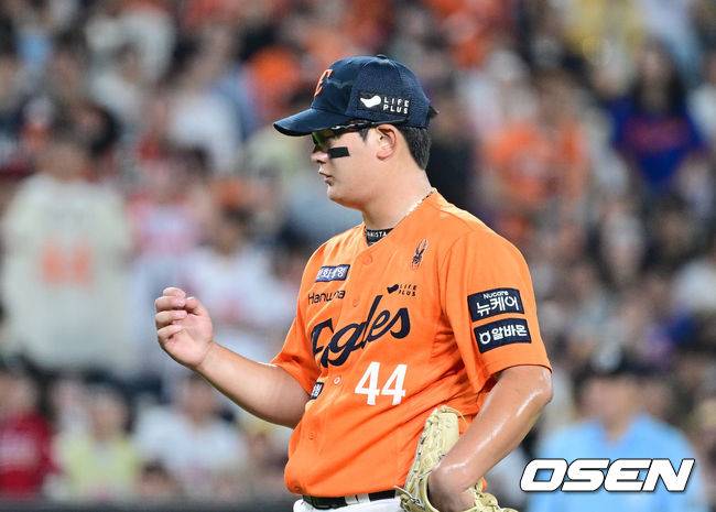 ‘흔들린 영점’ 상대 더그아웃 향해 90도 허리 숙인 김서현… 부활한 ‘대전 예수’ 붙잡고 구원 요청 [최규한의 plog]