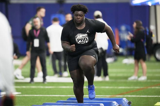 운동선수가 무려 ‘210㎏’…역사상 가장 무거운 NFL 신인, 결국 체중 문제로 훈련 미뤄졌다