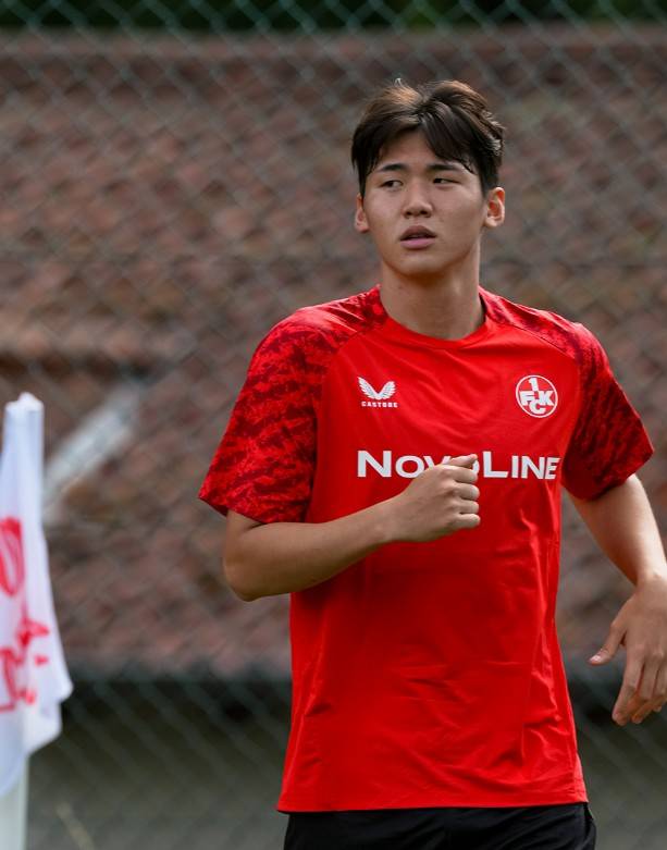 '듬직하네' 韓 축구 미래, '이탈리아 강호' AS로마 상대로 데뷔전→안정적인 수비 펼쳐...카이저슬라우테른은 0-1 패배
