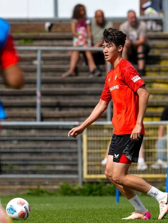 '듬직하네' 韓 축구 미래, '이탈리아 강호' AS로마 상대로 데뷔전→안정적인 수비 펼쳐...카이저슬라우테른은 0-1 패배
