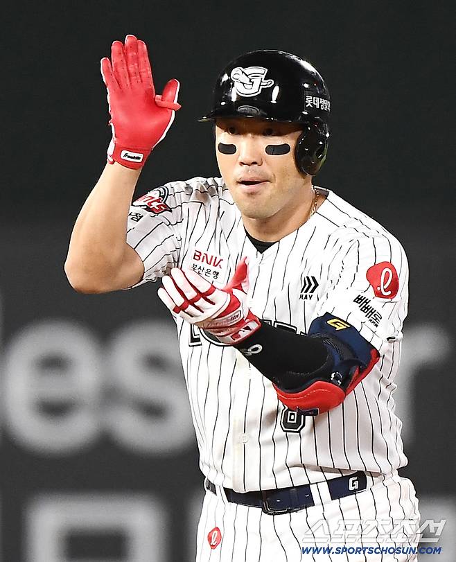 전준우는 배트를 던졌고! 'KIA 6연패 멘붕' 빠뜨린 8회말 결승타…롯데 5연승, '천적' 네일도 무너뜨렸다 [부산리뷰]