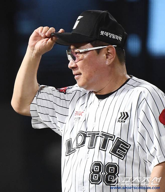 전준우는 배트를 던졌고! 'KIA 6연패 멘붕' 빠뜨린 8회말 결승타…롯데 5연승, '천적' 네일도 무너뜨렸다 [부산리뷰]