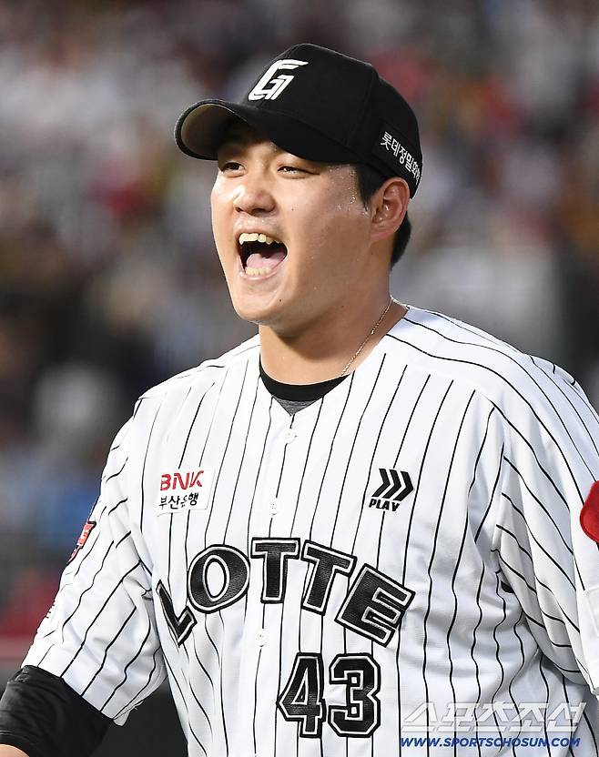 전준우는 배트를 던졌고! 'KIA 6연패 멘붕' 빠뜨린 8회말 결승타…롯데 5연승, '천적' 네일도 무너뜨렸다 [부산리뷰]