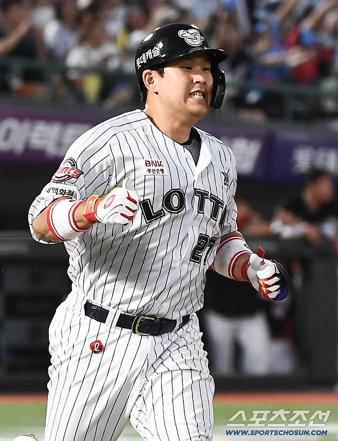 전준우는 배트를 던졌고! 'KIA 6연패 멘붕' 빠뜨린 8회말 결승타…롯데 5연승, '천적' 네일도 무너뜨렸다 [부산리뷰]