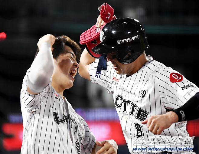 전준우는 배트를 던졌고! 'KIA 6연패 멘붕' 빠뜨린 8회말 결승타…롯데 5연승, '천적' 네일도 무너뜨렸다 [부산리뷰]