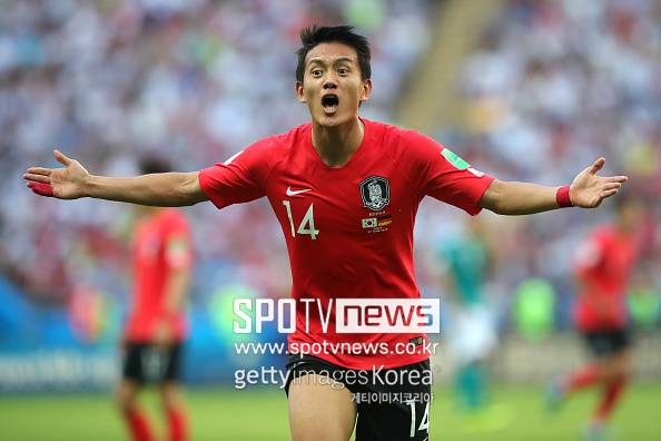 '독일 국가대표팀을 울렸던' 韓 역대급 '국민 풀백'이 돌아왔다...환상 프리킥으로 건재함 증명→'구관이 명관'