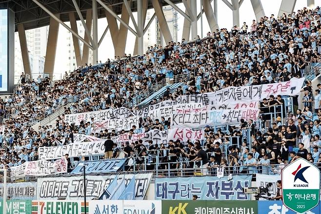 2시간30분 넘게 경기장서 ‘대치’…“다 바꿔라” 고성과 야유, 다이렉트 ‘강등’ 가속화에 결국 폭발한 대구 ‘팬심’ [현장메모]