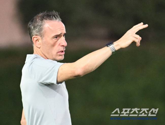 '韓 떠나며 눈물 펑펑' 벤투, 亞 축구 역대급 업적 도전할까...