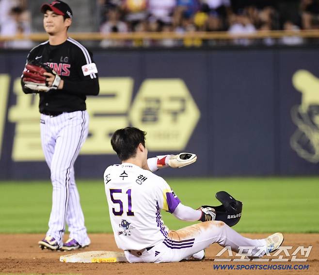 LG-두산 '잠실라이벌'이라 더 그랬을까. KIA 양현종 '7연속 견제구'도 논란 없었는데 → '3회 제한' 논의될 듯