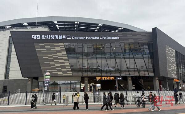 [단독]'NC파크 비극 되풀이될뻔'… 한화생명볼파크, 간판 낙하 사고