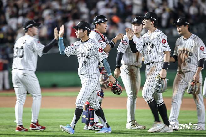 '2025시즌 최다 연승' 롯데, 가을 내음 자극한 5가지 스토리 [IS 포커스]