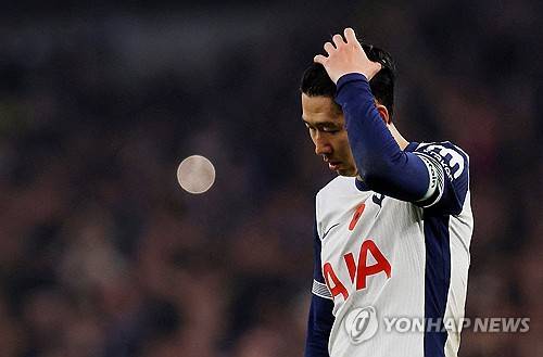 '이건 아냐!' 손흥민, 이렇게 주장직 빼앗기다니…