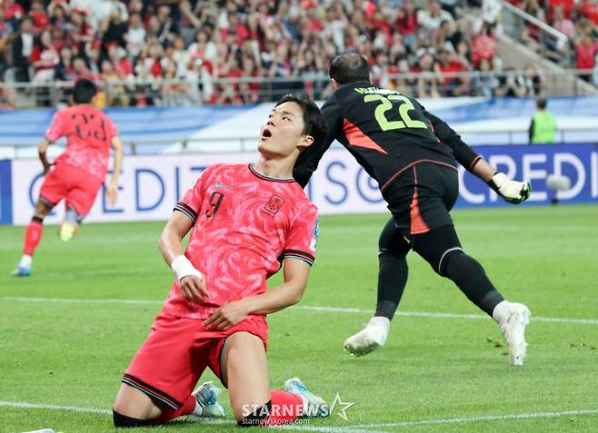 '韓 축구 드디어 확실한 원톱 찾았다' 슈퍼조커 넘어 주전 스트라이커 노리는 오현규