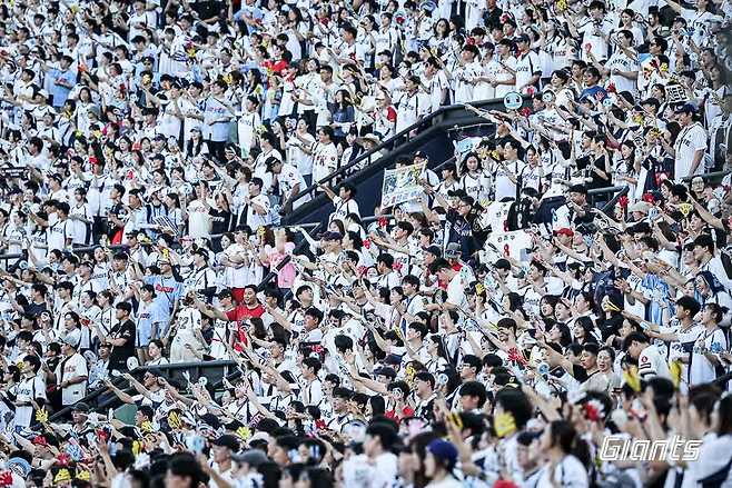 롯데, 44년 역사 최초 '꿈의 대기록' 성큼!…100만 돌파→150만 '관중 몰이' 보인다→로이스터 시절 흥행 넘을까