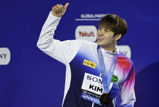 김우민 쾌거→황선우 펄펄…한국 수영, '두 대회 연속 멀티메달' 쾌거 보인다 [싱가포르 현장]