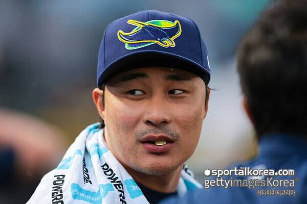 '류현진 파트너'가 사라졌다…주전 포수 내보낸 탬파베이 이대로 '셀러' 전환? 김하성 가을야구 멀어진다