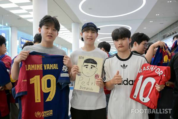 '새벽 4시에 일어났어요', '공항에서 6시간 기다렸어요' 바르셀로나 팬들의 진심, 15년 만 방한에 '페드리 그림'과 '수제 깃발'까지