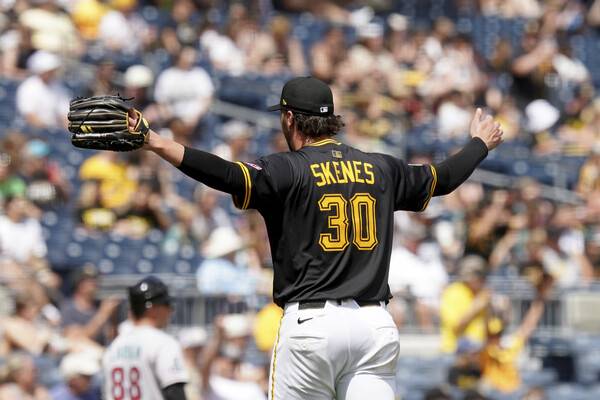 MLB 유일 1점대 평균 자책점, 미친 광속구…사상 최초 '한 자릿수 승' 사이영상 해내나
