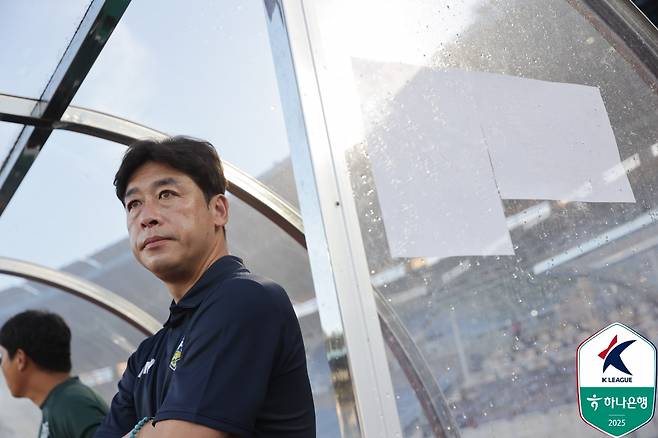 '사퇴서 제출한 감독, 구단 설득에 돌아왔다' 석연찮은 충남아산 해명