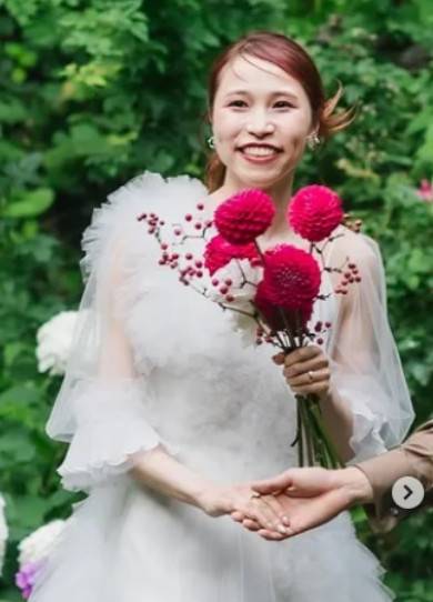 '미모의 아내 누구?' 日 최고 EPL 스타, 결혼식 화보 추가 공개... '귀여운 외모' 높이뛰기 선수 '화제'