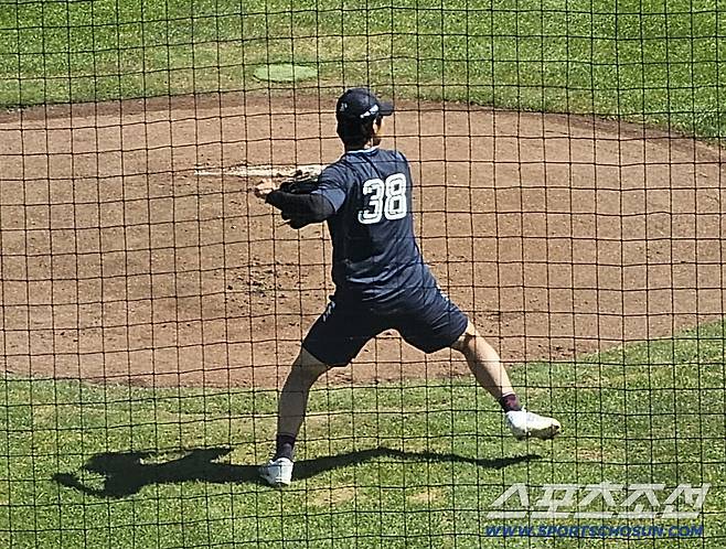 '병살을 1,3루로 만든 어이없던 2루 악송구.' 홍민기 역시나 뜨거운 대낮의 수비 훈련. 스텝 밟고 던져라[부산 현장]