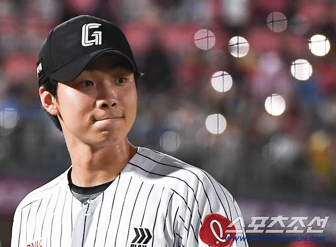 '병살을 1,3루로 만든 어이없던 2루 악송구.' 홍민기 역시나 뜨거운 대낮의 수비 훈련. 스텝 밟고 던져라[부산 현장]
