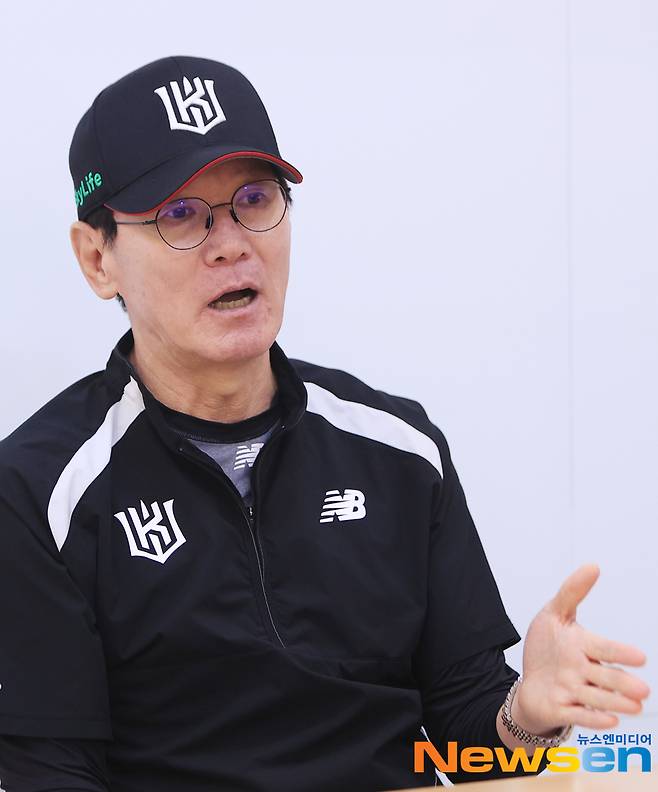 이강철 감독의 쓴웃음 “삼성은 오늘 폰세 처음 만난다는데..우리는 벌써 4번, 다음주에도”