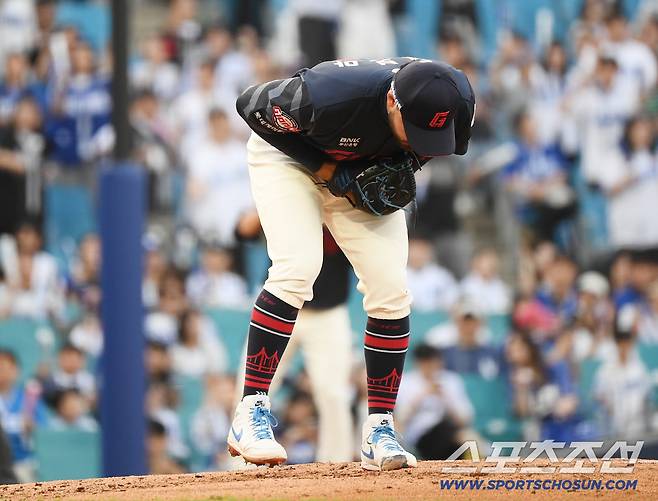 '허리도 안숙였는데...' 감보아가 또 홈스틸을 당했다. 이번엔 1루에 견제구 던지다가[부산 현장]