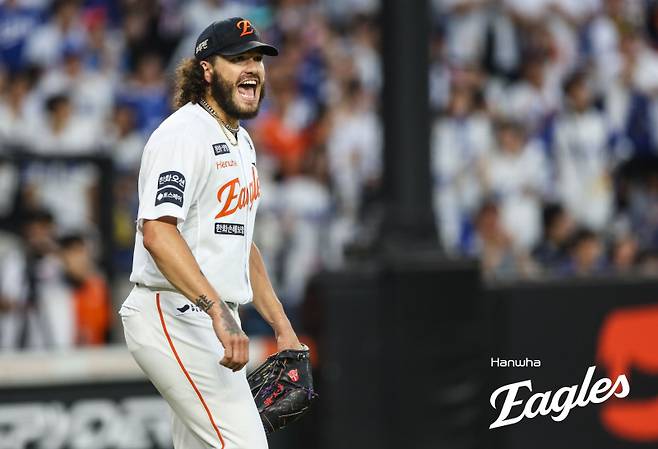 '13승 무패!' KBO 4번째 대기록 폰세가 썼다, '158㎞'로 삼성 타선 무실점 제압 [IS 스타]